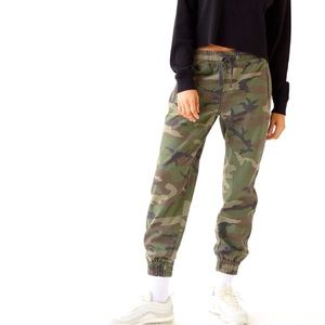 Aritzia TNA - Alix Camo Utility Jogger